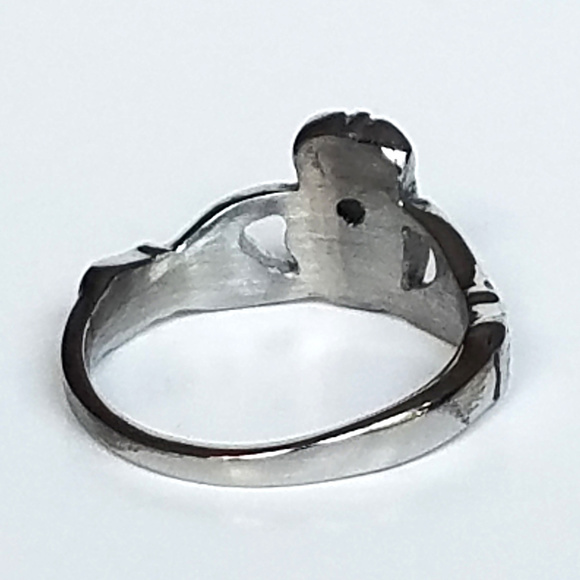 Women’s Hand Pattern Ring - Picture 3 of 4